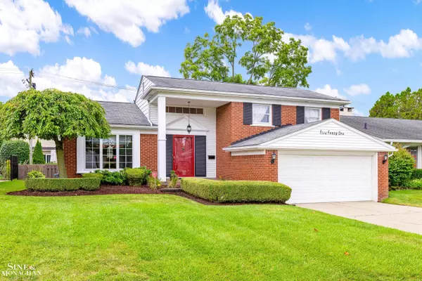 541 Robert John, Grosse Pointe Woods, MI 48236