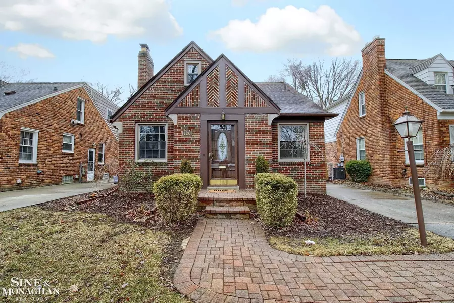 1333 Roslyn Road, Grosse Pointe Woods, MI 48236