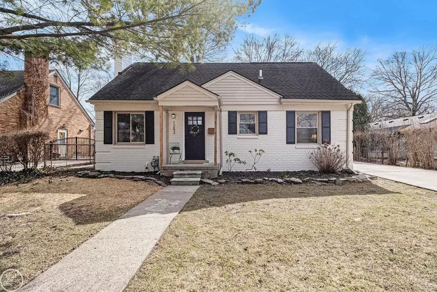 1243 Hawthorne Road, Grosse Pointe Woods, MI 48236