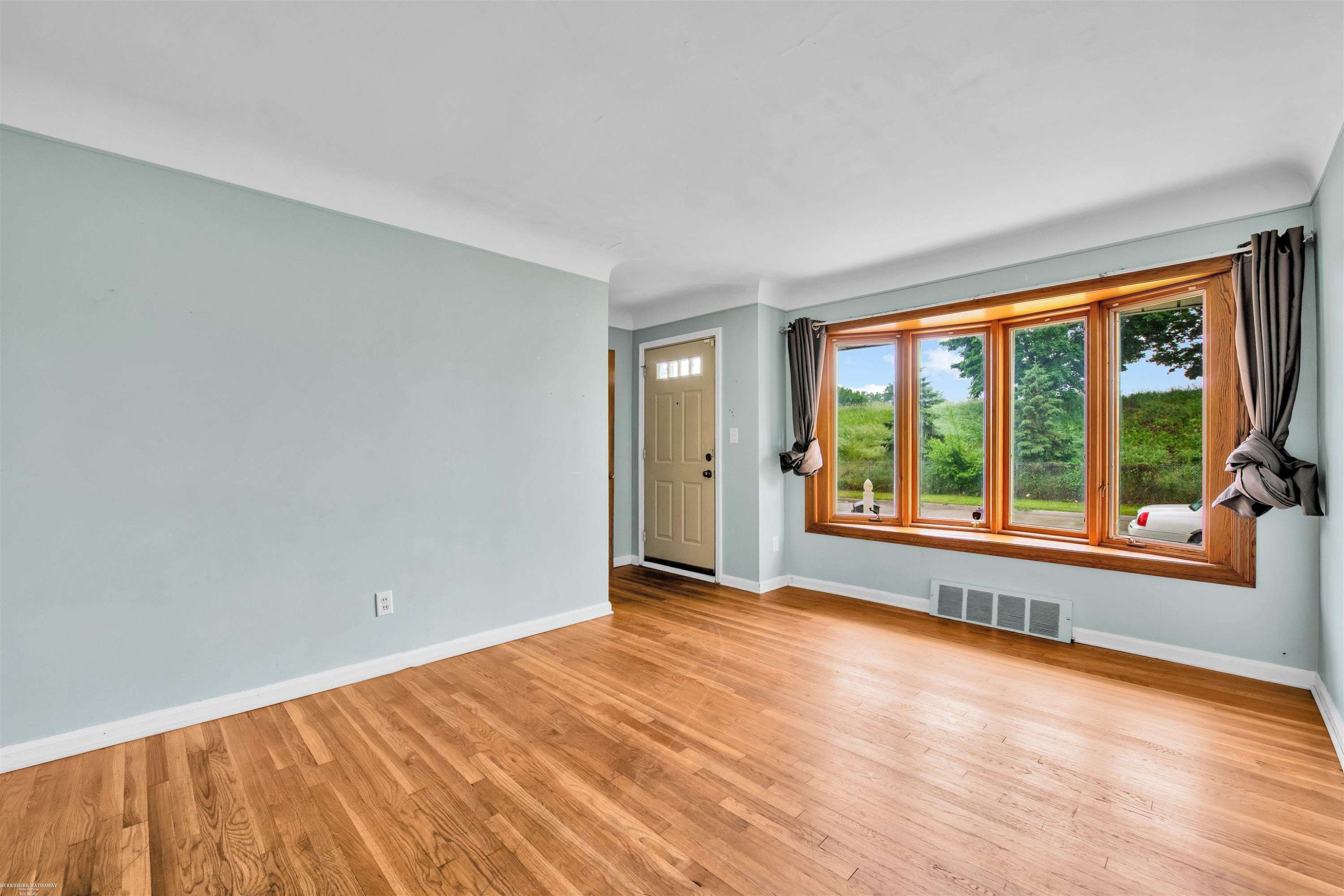 Saint Clair Shores, MI 48081,27324 Larchmont Street