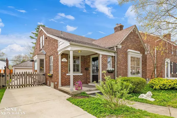 Grosse Pointe Woods, MI 48236,2049 Lochmoor Boulevard