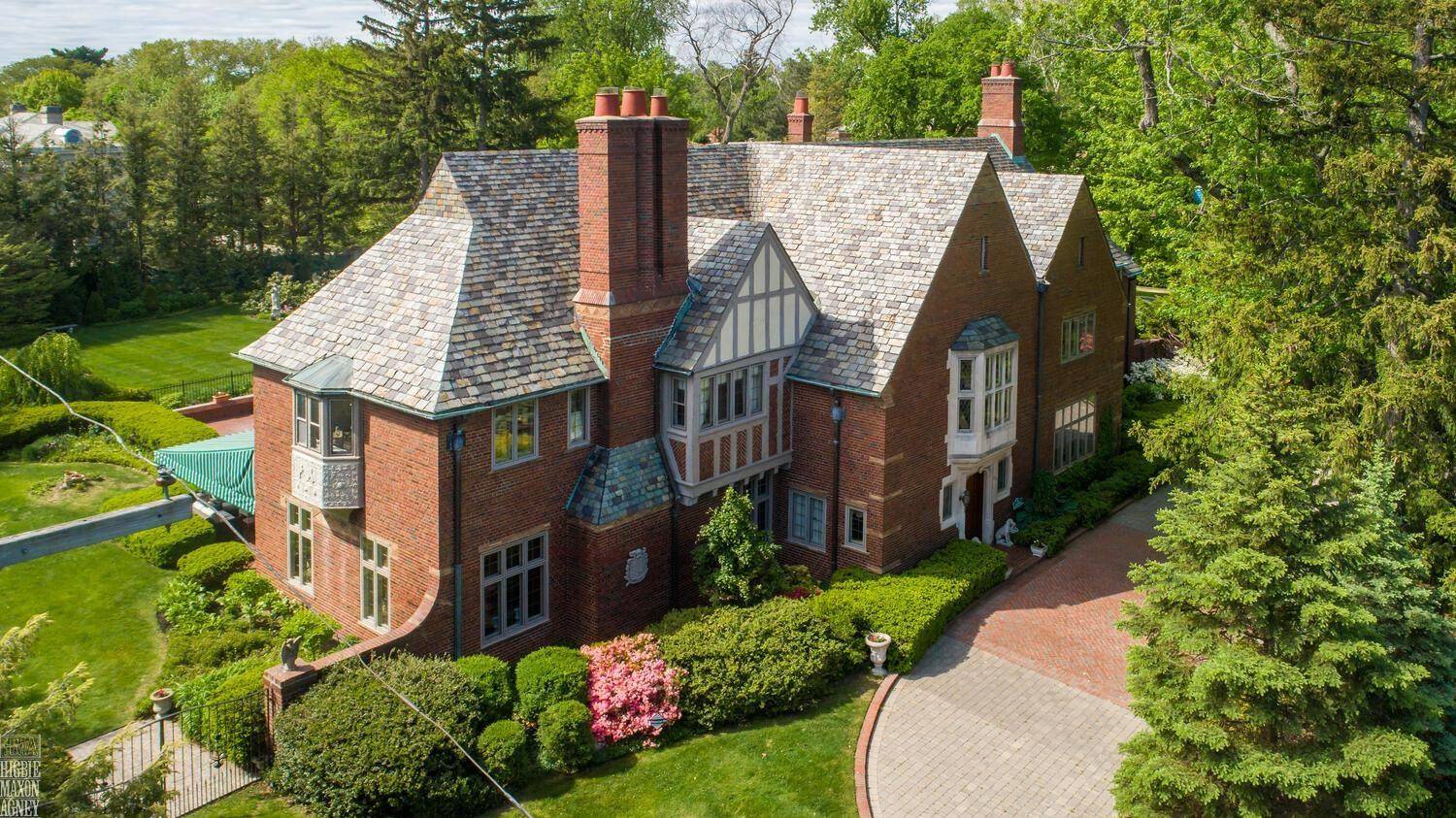 257 Ridge Rd Road, Grosse Pointe Farms, MI 48236