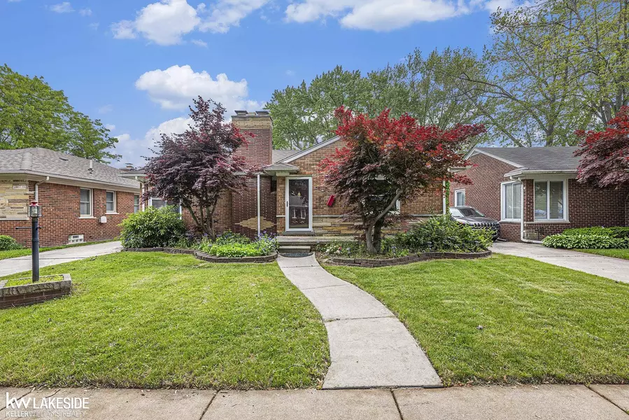 22400 Red Maple Lane, Saint Clair Shores, MI 48080