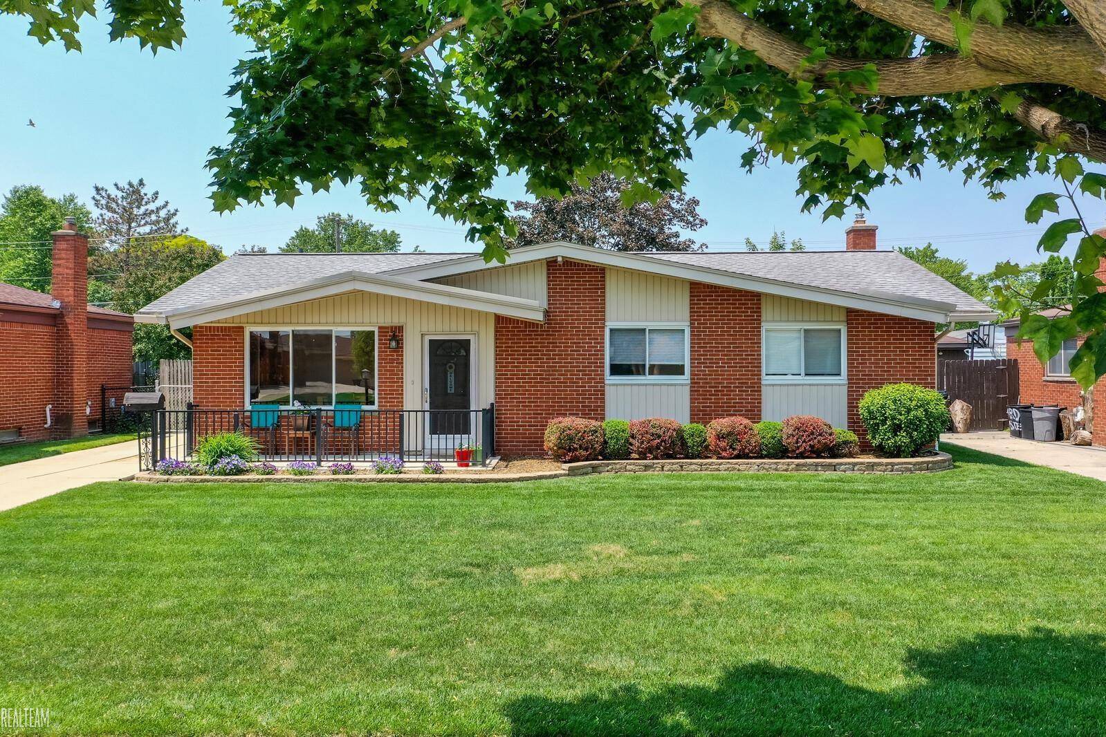 35697 Malibu Drive, Sterling Heights, MI 48312
