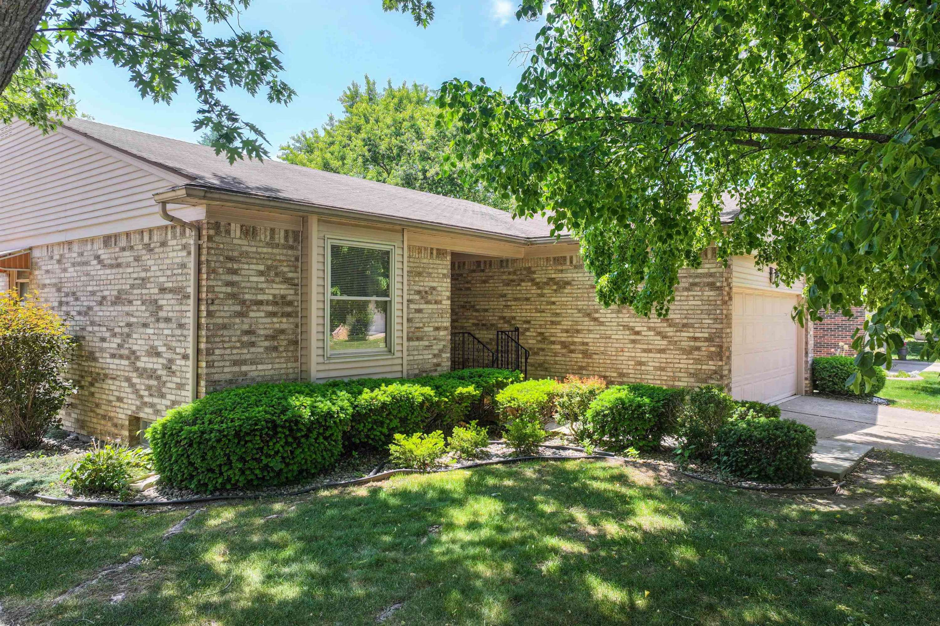 458 Sandehurst Drive, Grand Blanc, MI 48439