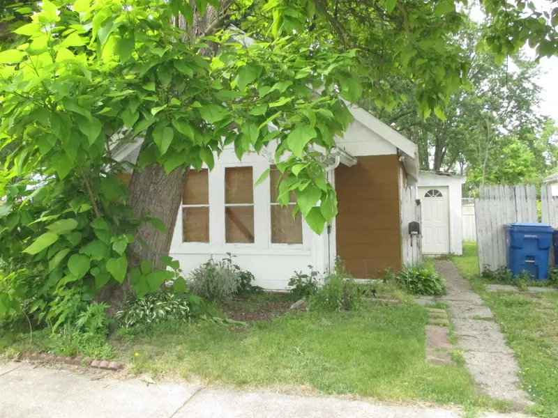 1030 Menominee Road, Waterford, MI 48328