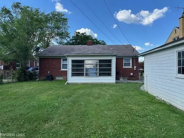 Saint Clair Shores, MI 48080,21612 Woodbridge Street