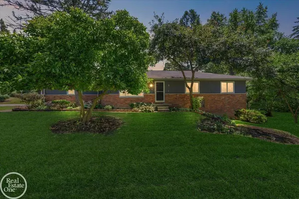 3910 Lake Oakland Shores Drive, Waterford, MI 48329