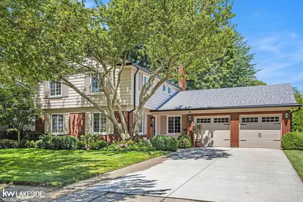 580 N Brys Drive, Grosse Pointe Woods, MI 48236