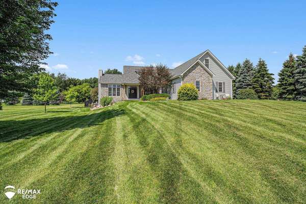 1077 Christine Drive, Lapeer, MI 48446