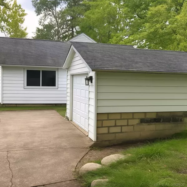 Almont, MI 48003,513 E St Clair Street