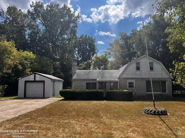 394 E South Blvd Boulevard, Troy, MI 48085