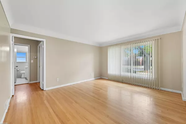 Oak Park, MI 48237,24211 Kenosha Street