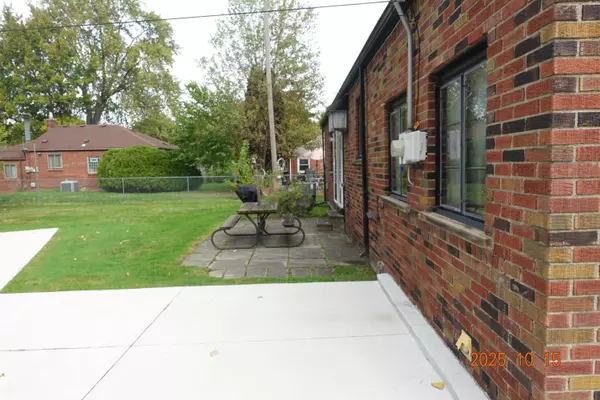 Saint Clair Shores, MI 48081,28413 RUEHLE Street