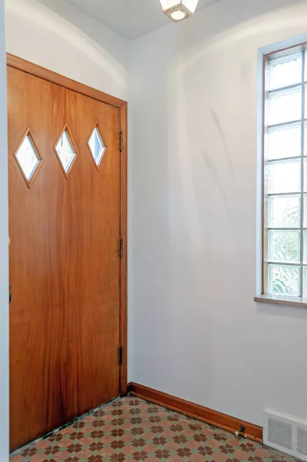 Grosse Pointe Farms, MI 48236,486 Bournemouth Road