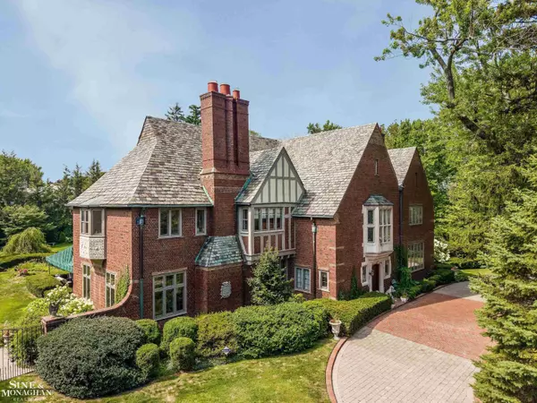 257 Ridge Road, Grosse Pointe Farms, MI 48236