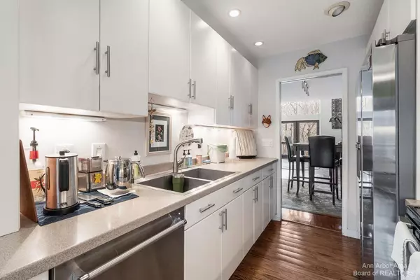 Ann Arbor, MI 48103,2206 Applewood Court