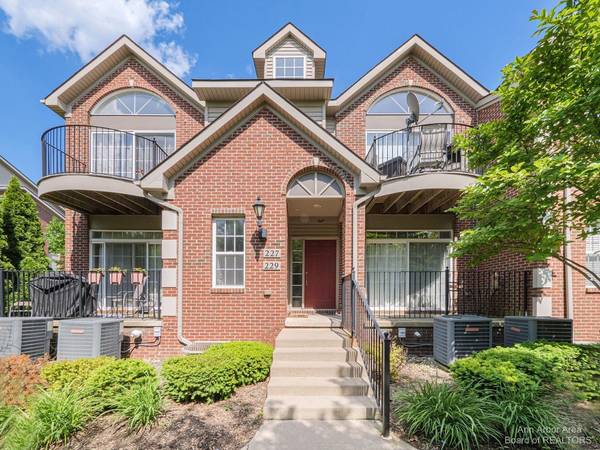 229 W Oakbrook Drive, Ann Arbor, MI 48103