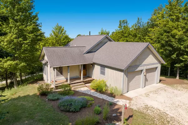 10185 S Fritz Road, Maple City, MI 49664