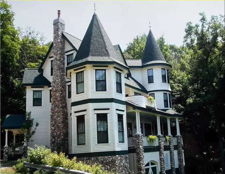 2370 Lake Road, Frankfort, MI 49635