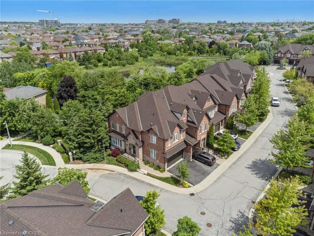 Oakville, ON L6H 7J2,300 Ravineview Way #44