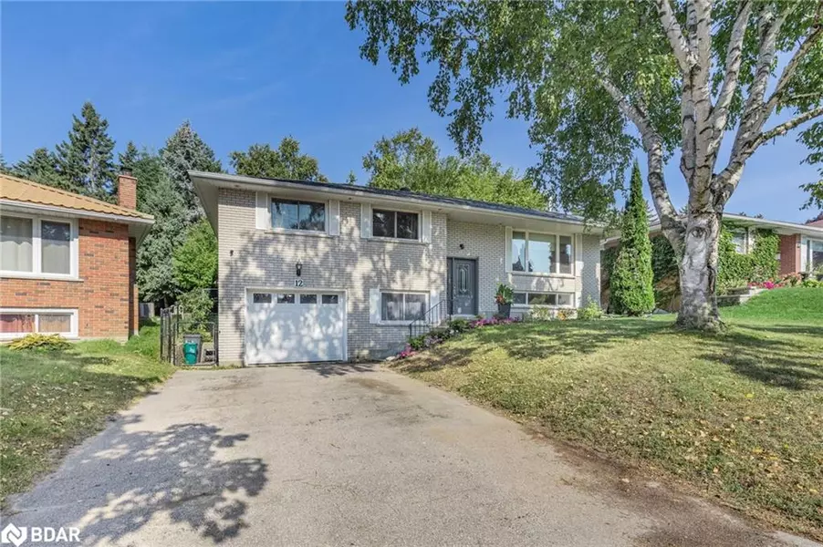 12 Roslyn Road, Barrie, ON L4M 2X6