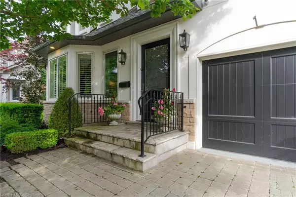 Oakville, ON L6K 2V3,14 Holyrood Avenue