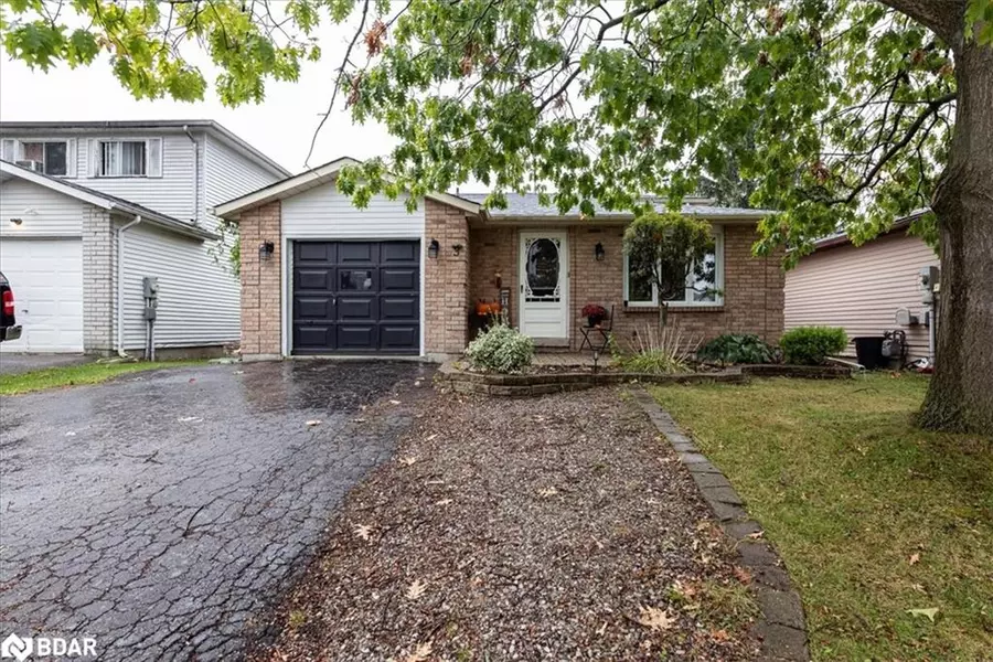 3 Sinclair Court, Barrie, ON L4N 5X8