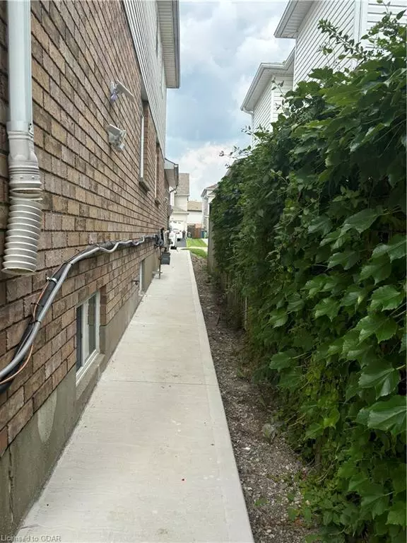 Guelph, ON N1E 7H5,36-B Raspberry Lane