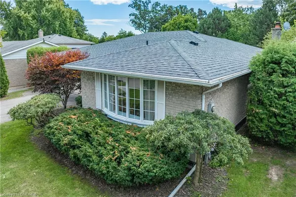 Oakville, ON L6L 5E9,2492 Woburn Crescent