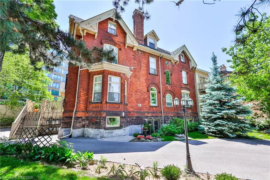 32 Gothic Avenue #5, Toronto, ON M6P 2V9