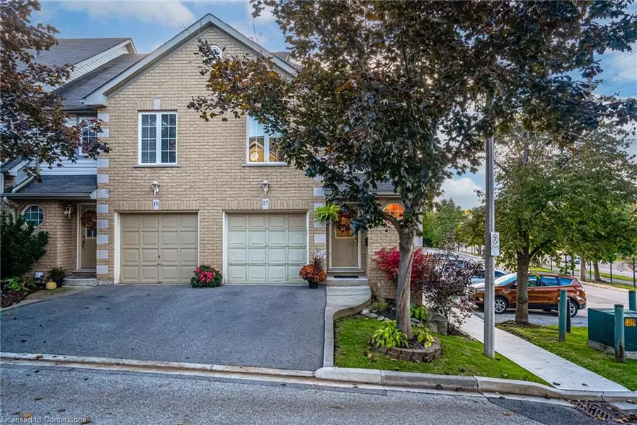 31 Moss Boulevard #17, Dundas, ON L9H 7A6