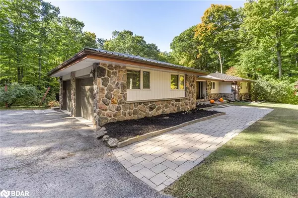 Oro-medonte, ON L4M 4Y8,17 Woodland Crescent