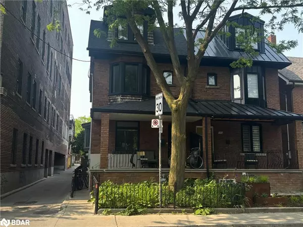 136 Argyle Street #4, Toronto, ON M6J 1N9