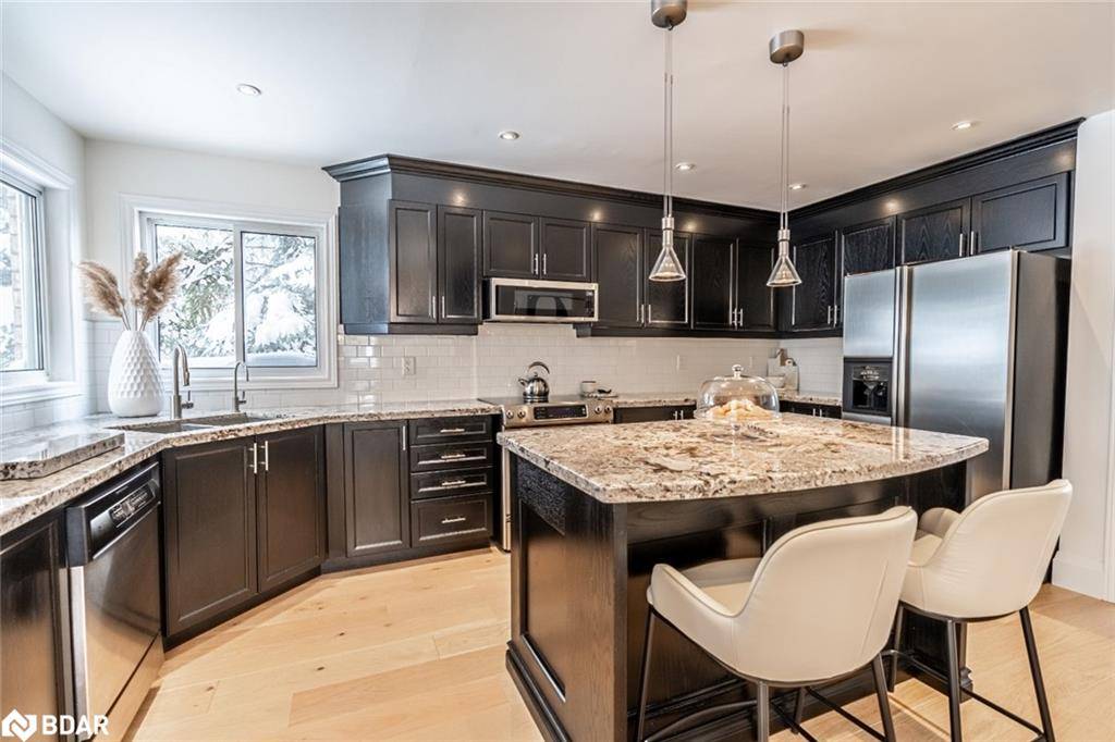Barrie, ON L4N 0G8,15 Sandalwood Court
