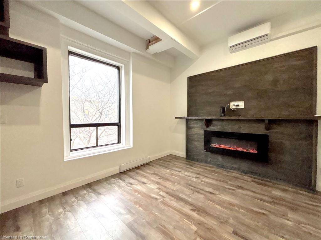 Dundas, ON L9H 1T9,7 Foundry Street #17