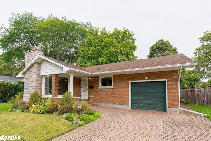 28 Valerie Drive, St. Catharines, ON L2T 3G5
