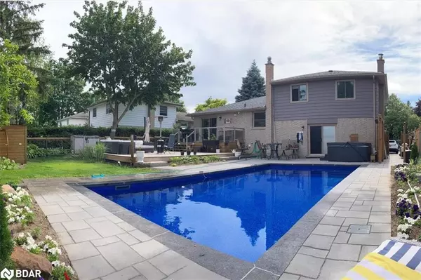 37 Peacock Lane, Barrie, ON L4N 3R7