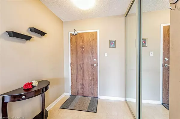 Oakville, ON L6H 3K6,1230 Marlborough Court #406