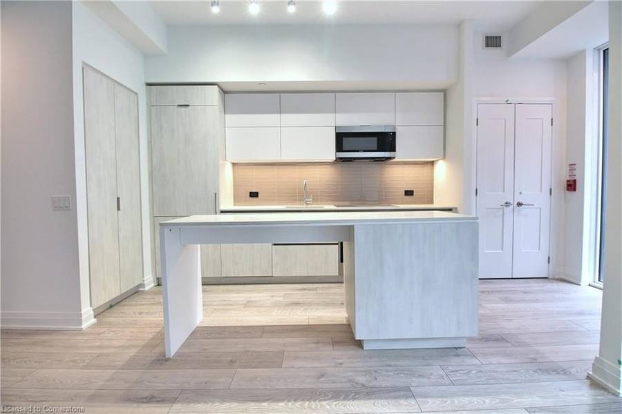 21 Park Street E #TH2, Mississauga, ON L5G 1L7