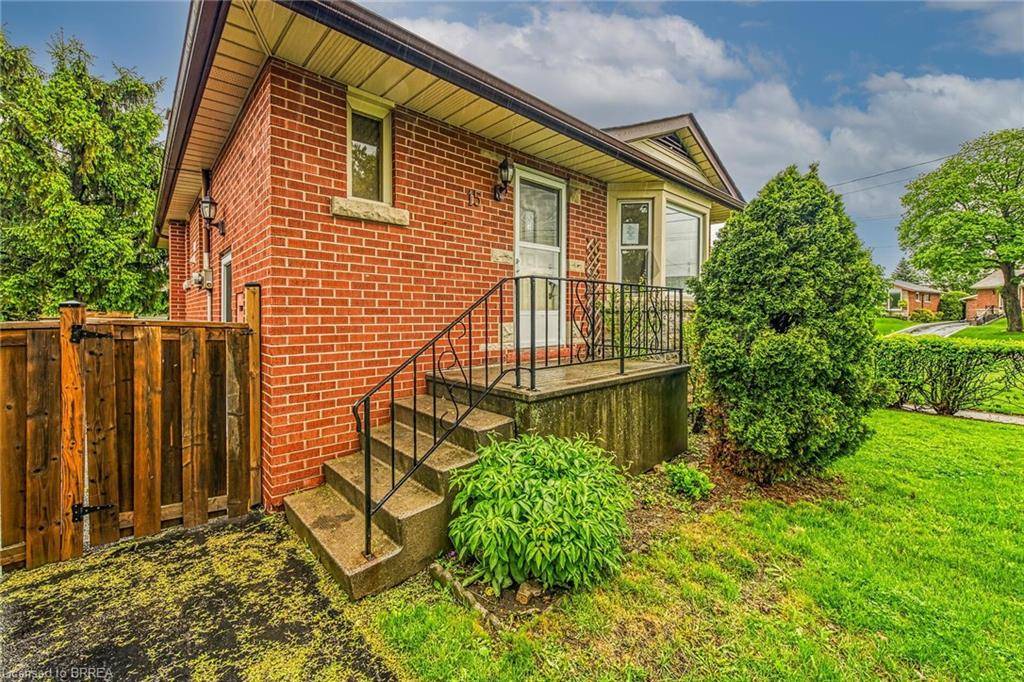 Hamilton, ON L8V 2B9,15 D'arcy Court