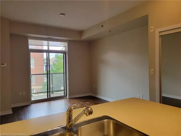 Hamilton, ON L8P 2C3,90 Charlton Avenue W #208