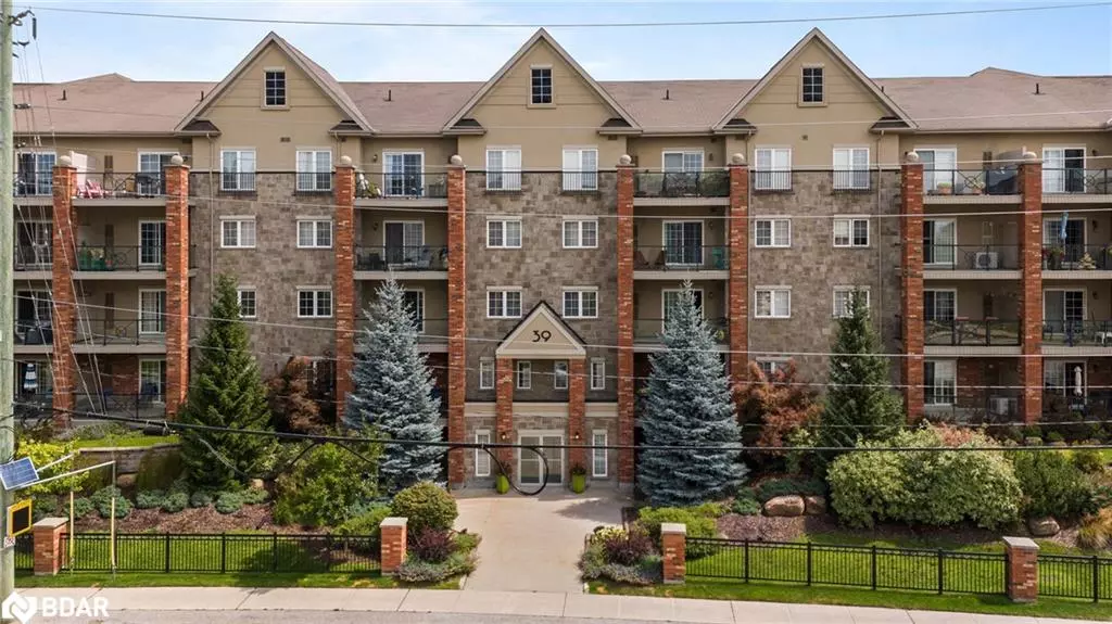 39 Ferndale Drive S #106, Barrie, ON L4N 5T5