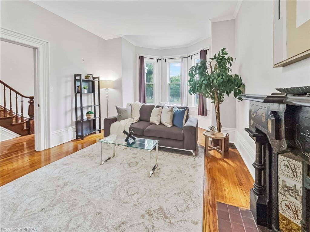 Paris, ON N3L 1N1,20 Charlotte Street