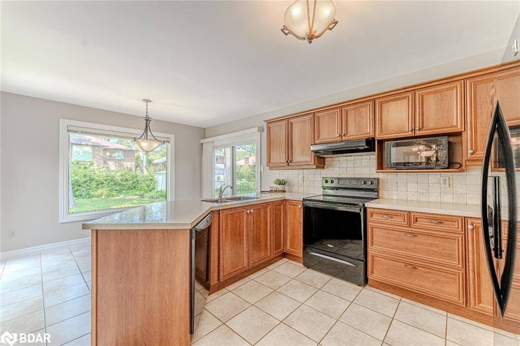 Barrie, ON L4N 6G3,24 Layton Crescent