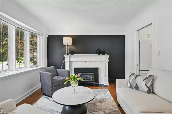 Burlington, ON L7R 2S1,462 Woodland Avenue