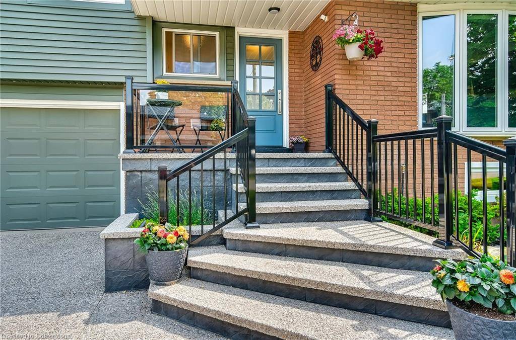 Oakville, ON L6L 3N9,421 Southland Crescent
