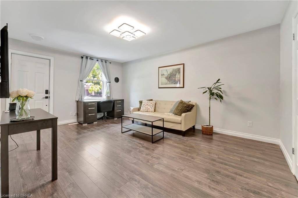 Burford, ON N0E 1A0,5 Maple Avenue N