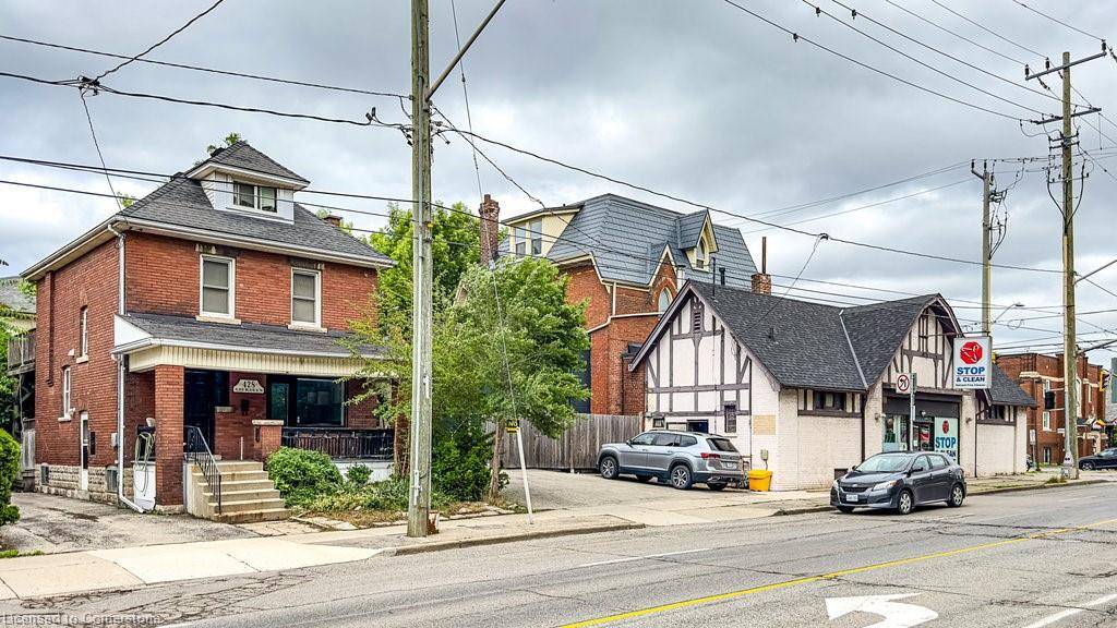 Hamilton, ON L8P 2S2,424 Aberdeen Avenue
