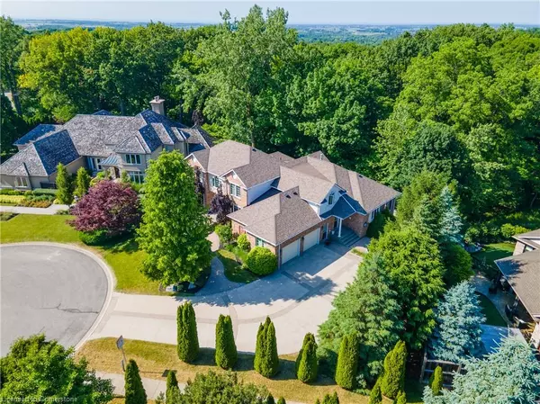 Niagara Falls, ON L2J 4K7,6431 Rockcliffe Estate